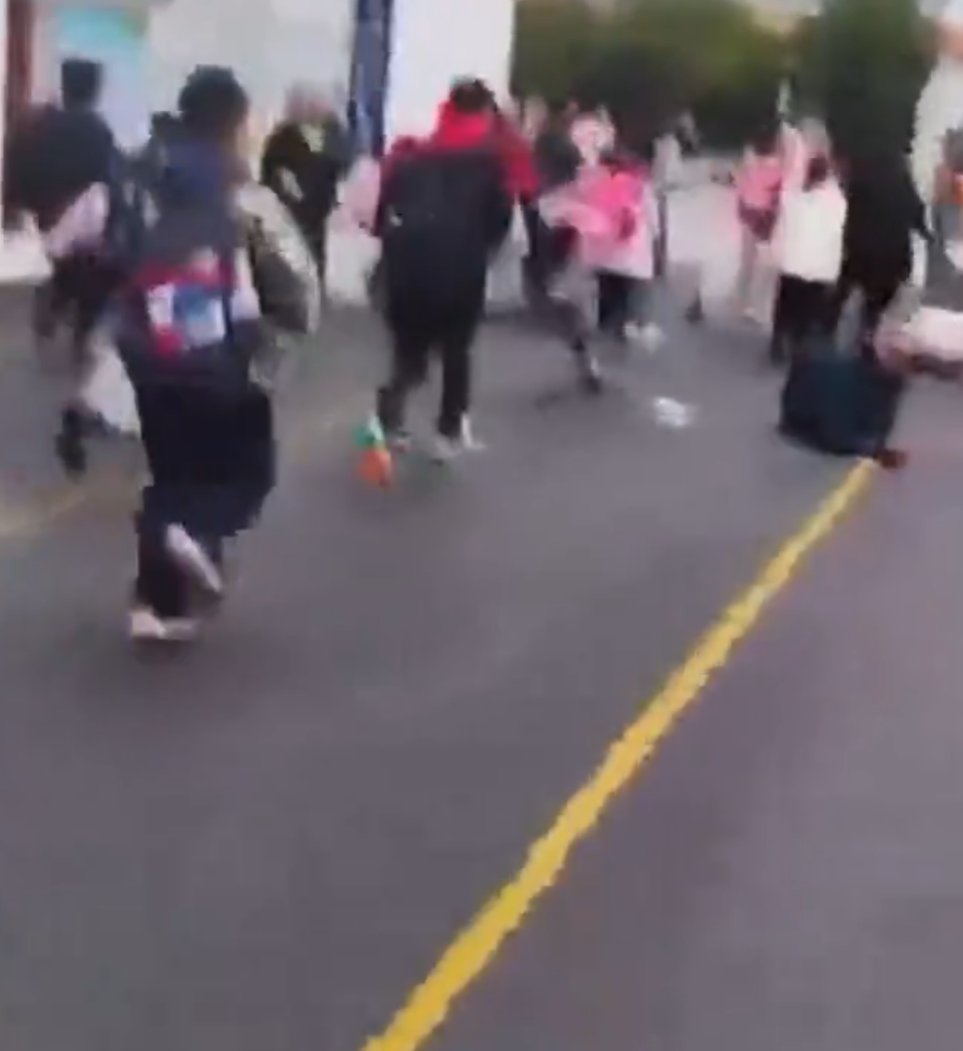 湖南省常德市鼎城區永安小學有汽車在門外衝撞學生。央視新聞指,事件中有多名學生受傷。在場其他學生則受驚狂奔逃入校園(影片截圖)
