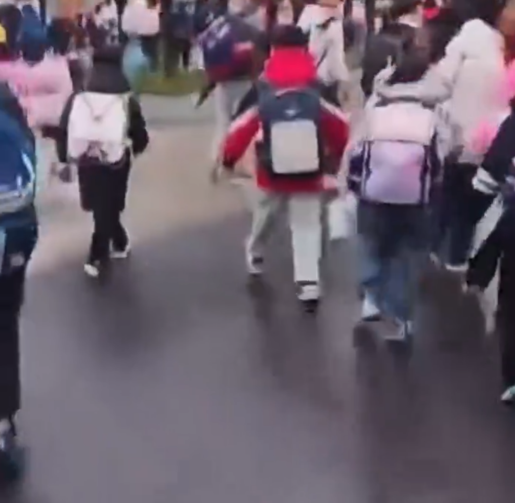 湖南省常德市鼎城區永安小學有汽車在門外衝撞學生。央視新聞指,事件中有多名學生受傷。在場其他學生則受驚狂奔逃入校園(影片截圖)