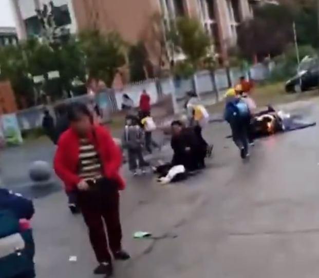 湖南省常德市鼎城區永安小學有汽車在門外衝撞學生。央視新聞指,事件中有多名學生受傷。(影片截圖)