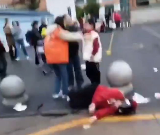 湖南省常德市鼎城區永安小學有汽車在門外衝撞學生。央視新聞指,事件中有多名學生受傷。(影片截圖)