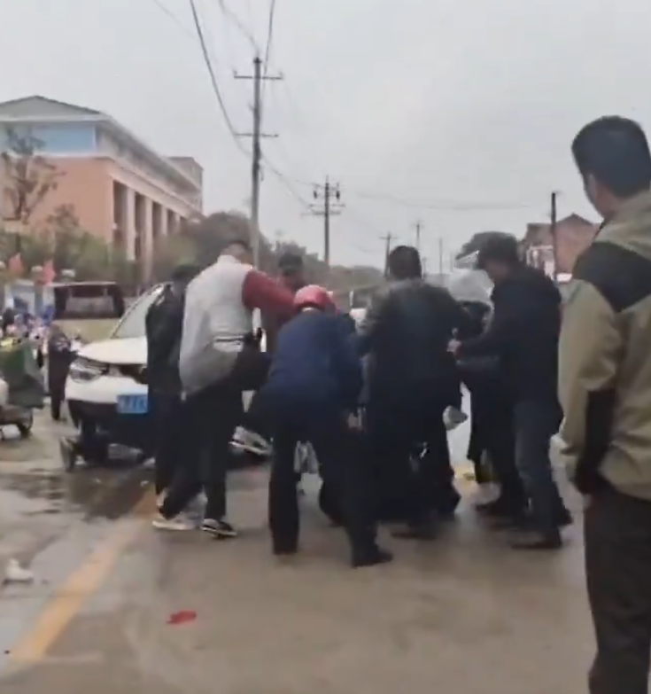 湖南省常德市鼎城區永安小學有汽車在門外衝撞學生。央視新聞指,事件中有多名學生受傷。(影片截圖)