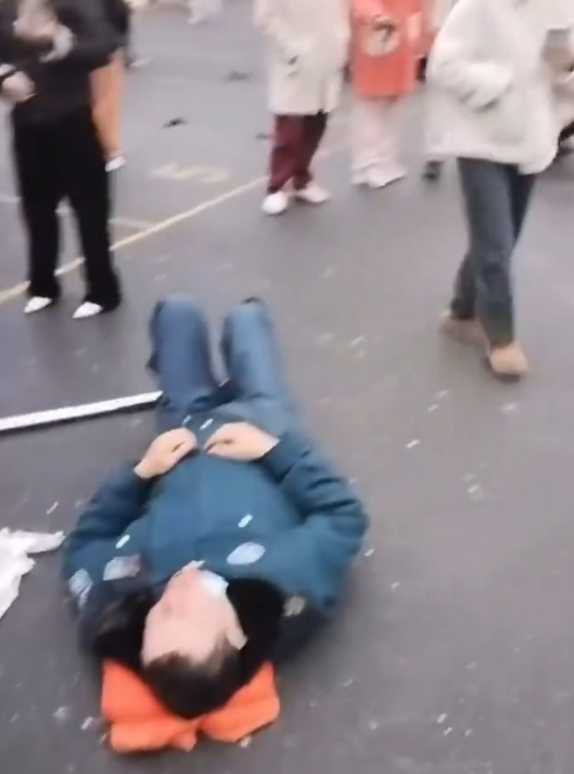 湖南省常德市鼎城區永安小學有汽車在門外衝撞學生。央視新聞指,事件中有多名學生受傷。(影片截圖)