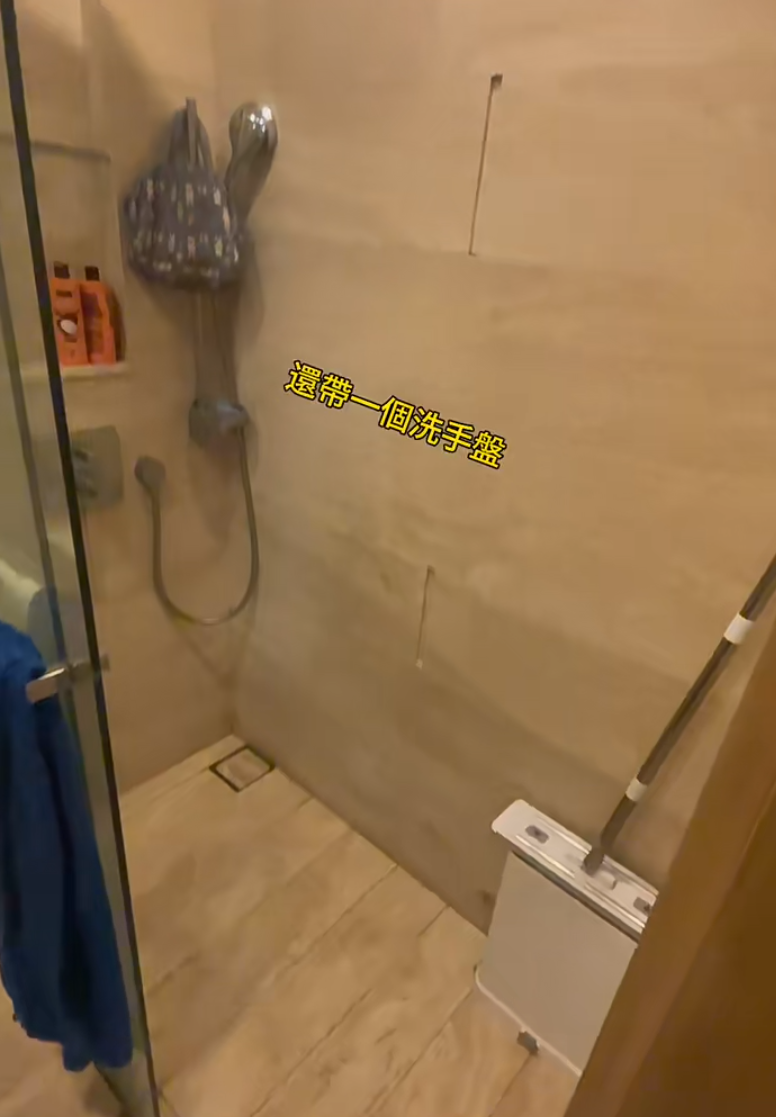 片中可見改造前,32呎的廁所有洗手盆、座廁和淋浴間。(小紅書)