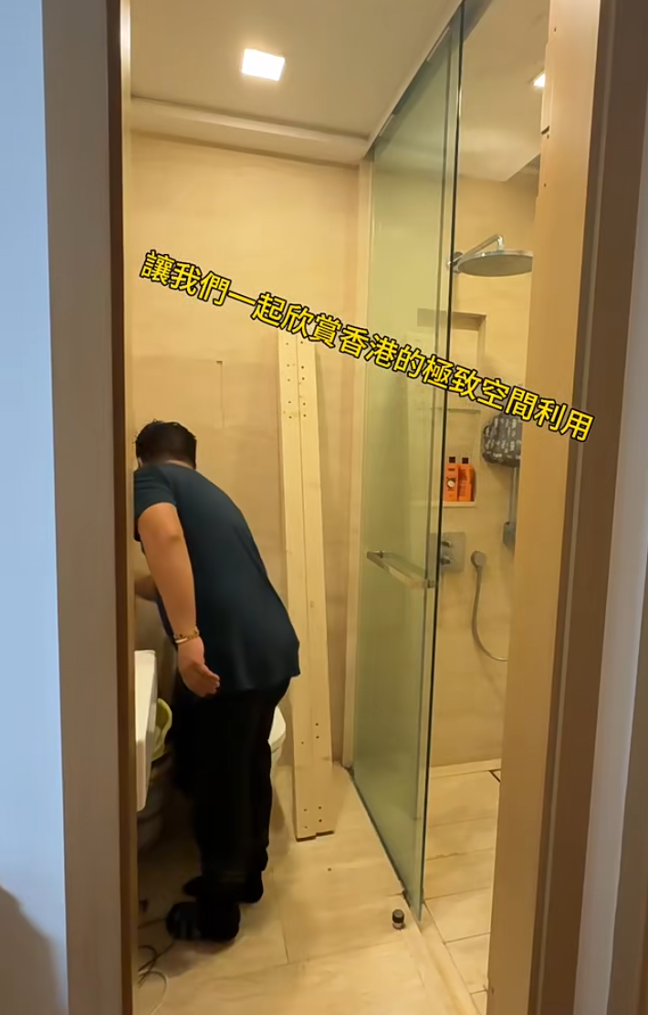 裝修師傅為改建有睡床的房間,先在座廁上加建木製床架變成內籠95厘米寬、148厘米長的碌架床,並將木樓梯放置床前,原有廁所門需拆掉。(小紅書)