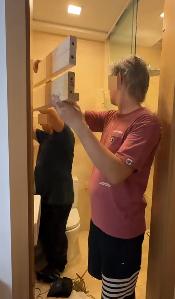 裝修師傅為改建有睡床的房間,先在座廁上加建木製床架變成內籠95厘米寬、148厘米長的碌架床,並將木樓梯放置床前,原有廁所門需拆掉。(小紅書)