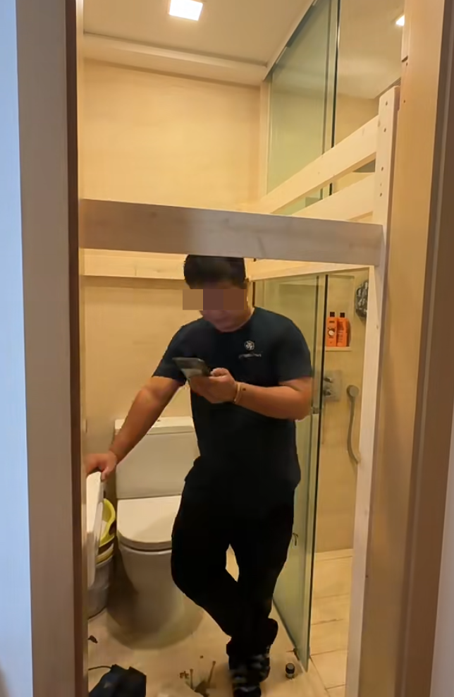 裝修師傅為改建有睡床的房間,先在座廁上加建木製床架變成內籠95厘米寬、148厘米長的碌架床,並將木樓梯放置床前,原有廁所門需拆掉。(小紅書)