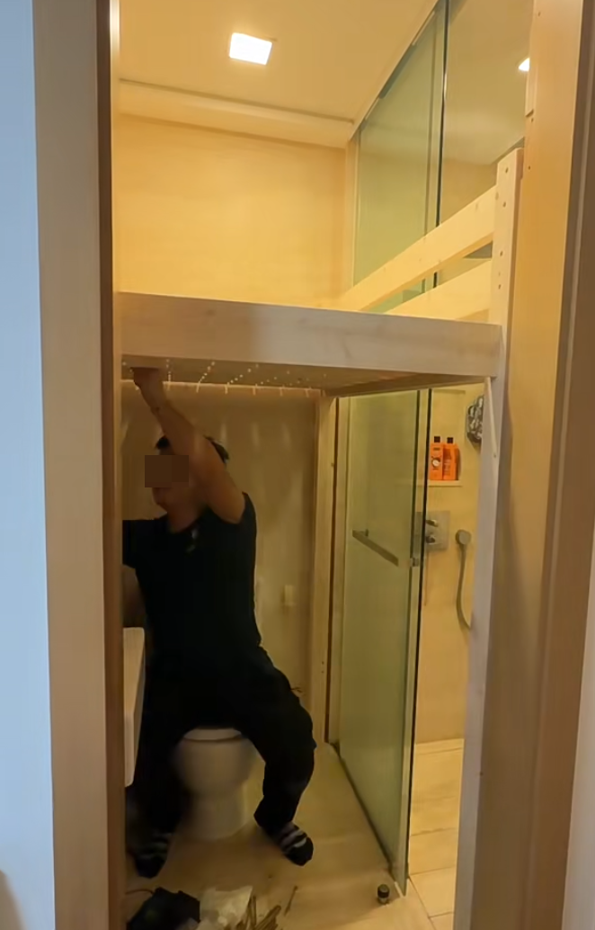 裝修師傅為改建有睡床的房間,先在座廁上加建木製床架變成內籠95厘米寬、148厘米長的碌架床,並將木樓梯放置床前,原有廁所門需拆掉。(小紅書)