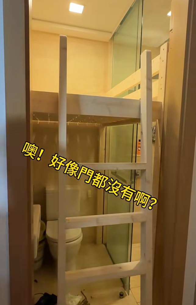 裝修師傅為改建有睡床的房間,先在座廁上加建木製床架變成內籠95厘米寬、148厘米長的碌架床,並將木樓梯放置床前,原有廁所門需拆掉。(小紅書)