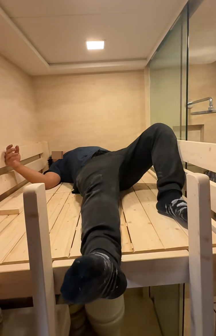 雖然加建床架,但師傅測試時並沒足夠空間可以伸直雙腳。(小紅書)