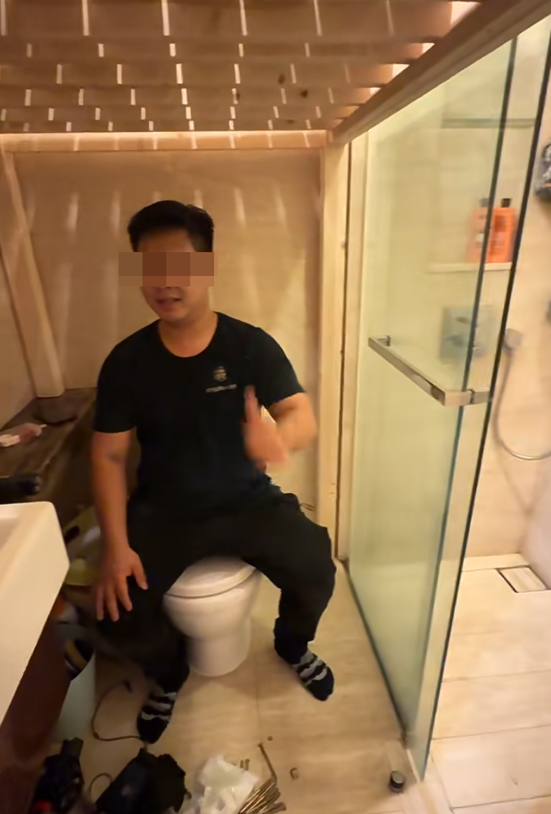 下方仍是保留了原來的馬桶、洗手盆和「乾濕分離」淋浴間。(小紅書)