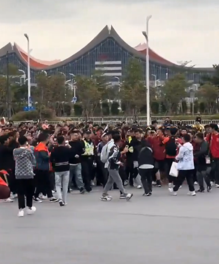 網傳影片顯示,昨日下午在廈門奧體中心白鷺體育場外,一名男子身穿日本隊的藍色球衣出現在驗票區,立刻遭到數十名中國球迷包圍辱罵,甚至稱其「漢奸」。(影片截圖)