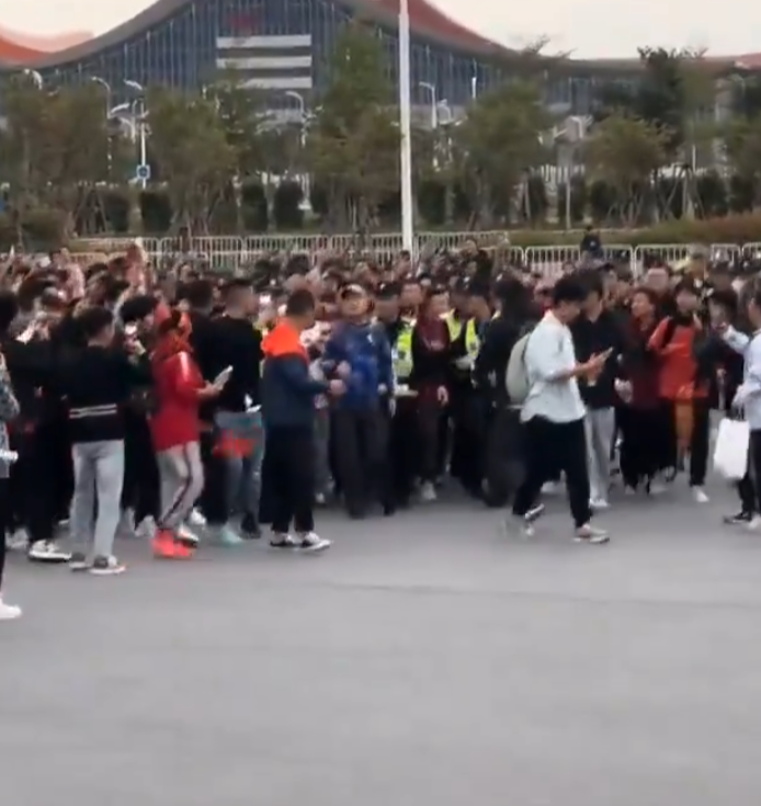 網傳影片顯示,昨日下午在廈門奧體中心白鷺體育場外,一名男子身穿日本隊的藍色球衣出現在驗票區,立刻遭到數十名中國球迷包圍辱罵,甚至稱其「漢奸」。(影片截圖)