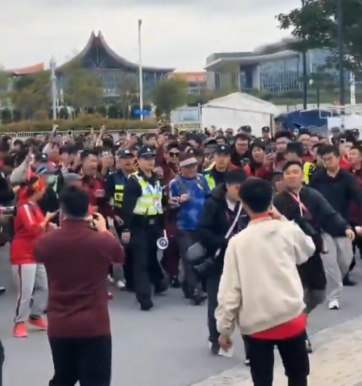 網傳影片顯示,昨日下午在廈門奧體中心白鷺體育場外,一名男子身穿日本隊的藍色球衣出現在驗票區,立刻遭到數十名中國球迷包圍辱罵,甚至稱其「漢奸」。(影片截圖)