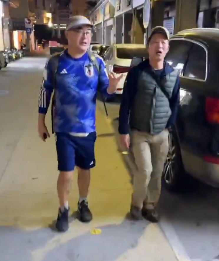 有網民稱該男子是中國人,也有人拍影片顯示前一晚曾遇到對方及同伴,懷疑真的是日本球迷。(影片截圖)