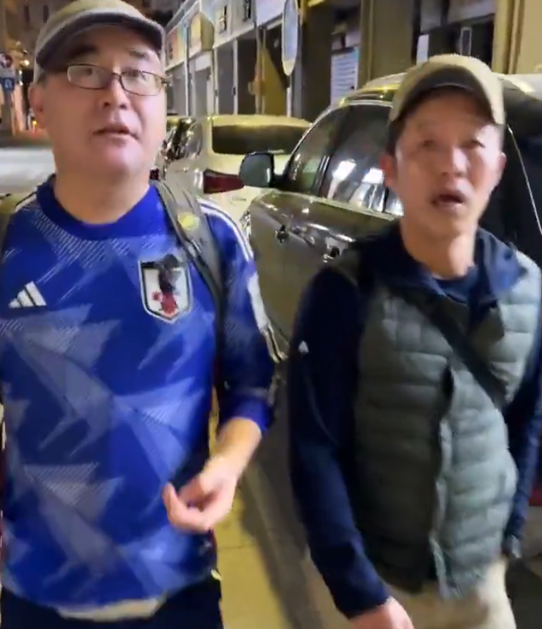 有網民稱該男子是中國人,也有人拍影片顯示前一晚曾遇到對方及同伴,懷疑真的是日本球迷。(影片截圖)