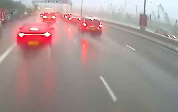 北大嶼山公路往機場方向近小蠔灣車廠發生5車相撞意外。(影片截圖)