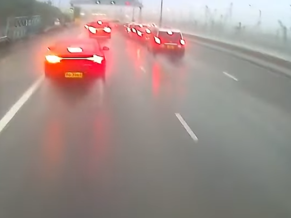 北大嶼山公路往機場方向近小蠔灣車廠發生5車相撞意外。(影片截圖)