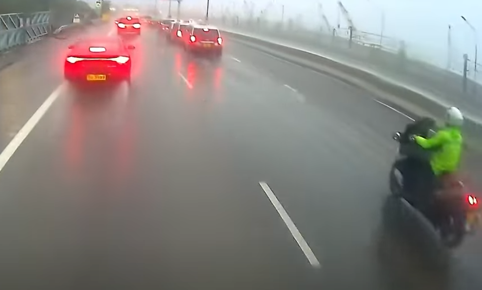 北大嶼山公路往機場方向近小蠔灣車廠發生5車相撞意外。(影片截圖)