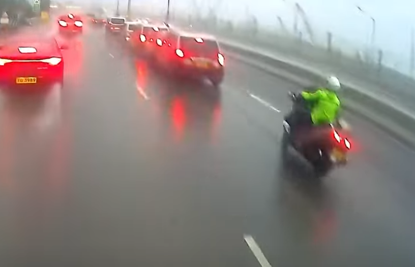 北大嶼山公路往機場方向近小蠔灣車廠發生5車相撞意外。(影片截圖)