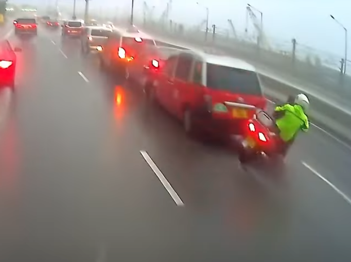 北大嶼山公路往機場方向近小蠔灣車廠發生5車相撞意外。(影片截圖)