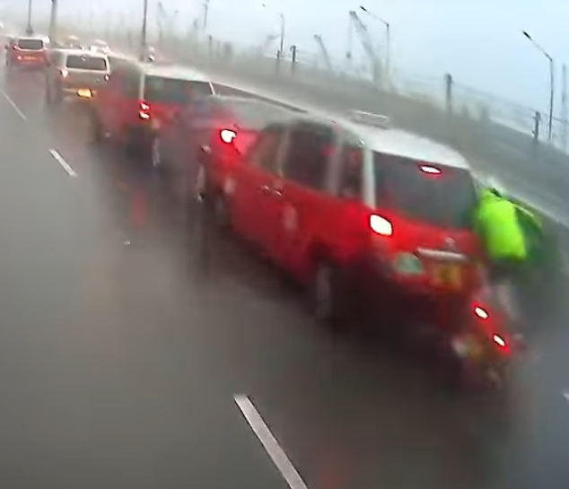 北大嶼山公路往機場方向近小蠔灣車廠發生5車相撞意外。(影片截圖)