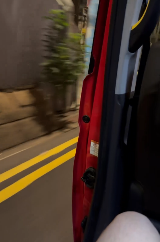 一位的士乘客在深夜搭上一輛「亡命的士」,事關的士竟在未關上車門下,照常在馬路奔馳(Threads)