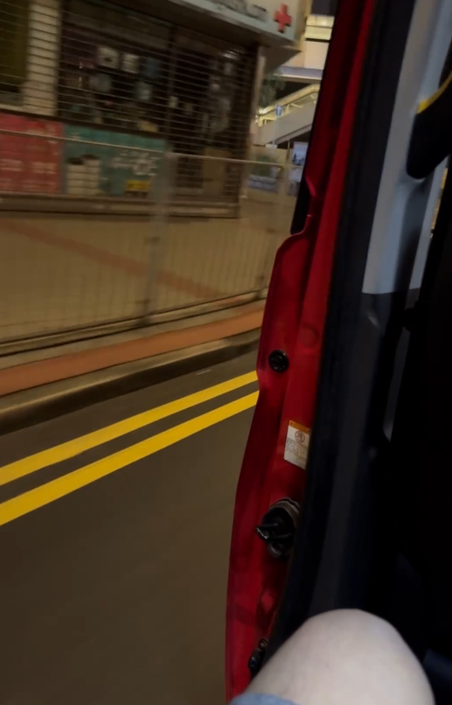 一位的士乘客在深夜搭上一輛「亡命的士」,事關的士竟在未關上車門下,照常在馬路奔馳(Threads)