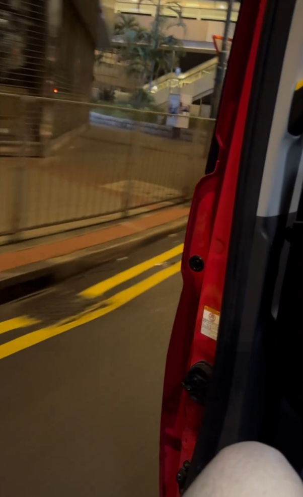 一位的士乘客在深夜搭上一輛「亡命的士」,事關的士竟在未關上車門下,照常在馬路奔馳(Threads)