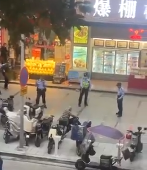 內地社交平台流傳訊息及影片,一名老翁在廣州市荔灣區西華路一家棋牌室前向警察揮刀。期間有警員舉槍,現場傳出3下槍聲,老人及後倒地。