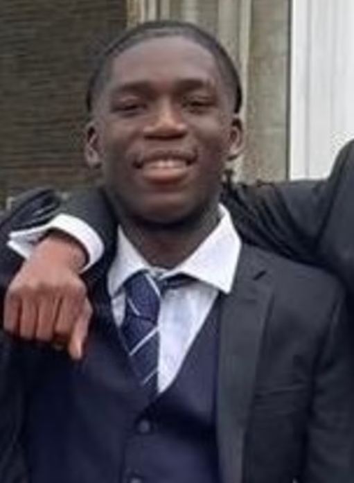 Fakana跟家人去杜拜旅遊時,邂逅一名尚有幾個月才18歲的英國少女。(資料圖片)