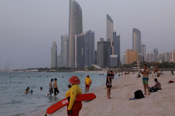 Fakana跟家人去杜拜旅遊時,邂逅一名尚有幾個月才18歲的英國少女。(資料圖片)