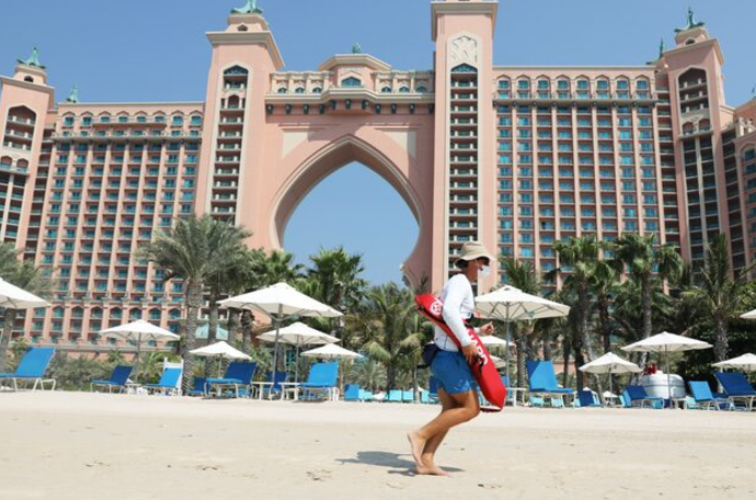 Fakana跟家人去杜拜旅遊時,邂逅一名尚有幾個月才18歲的英國少女。(資料圖片)