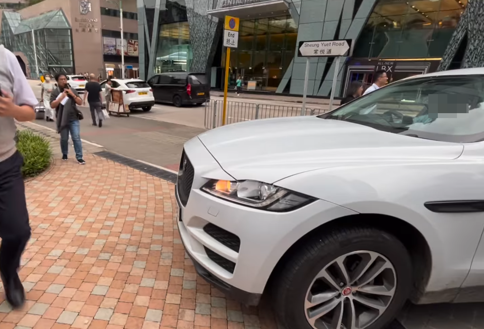 近日網上流傳一段影片及多張照片,見到一輛白色私家車於九龍灣常悅道及宏照道交界,剷上行人路至零碳天地門口停下,女司機無視行人,於行人路行駛一段距離後,始駛回常悅道離開。