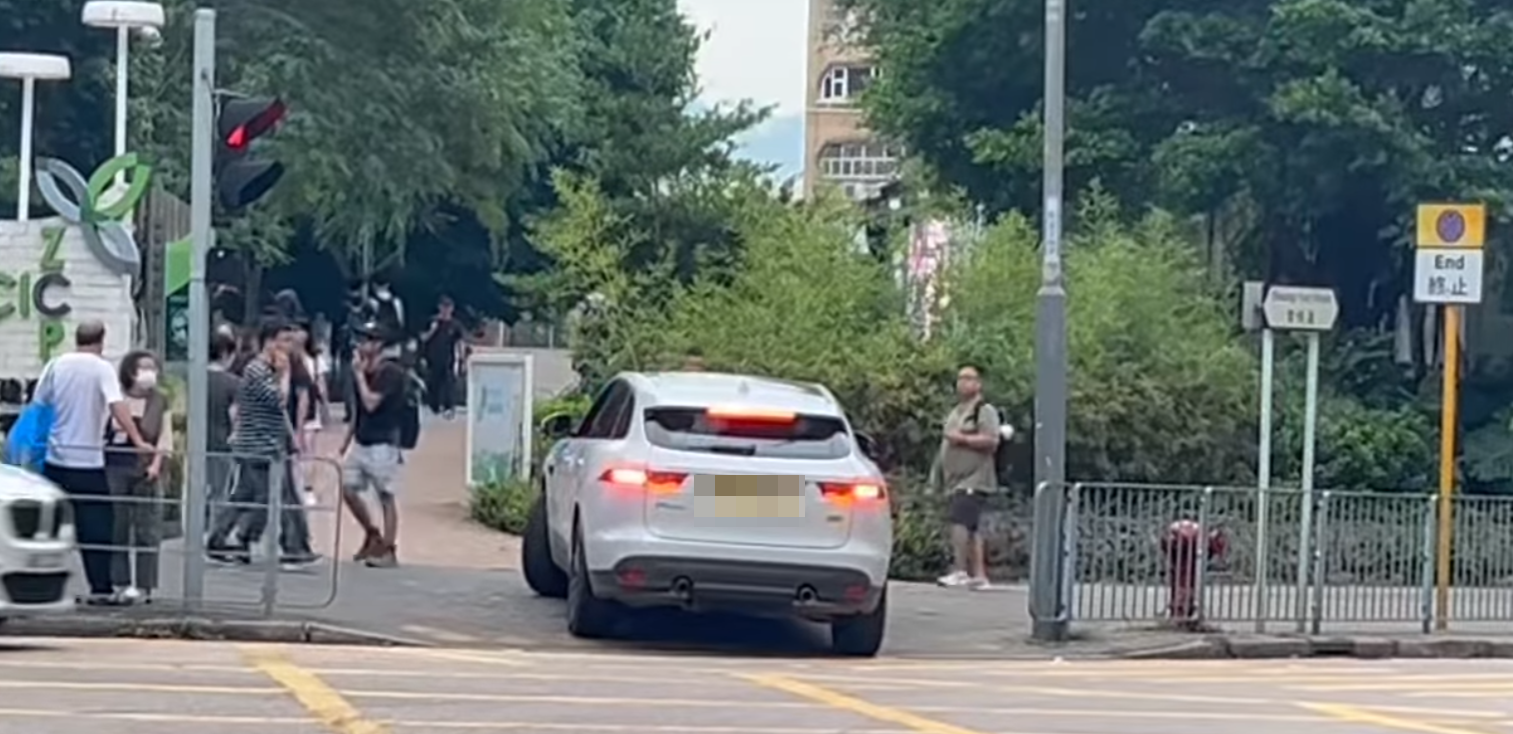 近日網上流傳一段影片及多張照片,見到一輛白色私家車於九龍灣常悅道及宏照道交界,剷上行人路至零碳天地門口停下,女司機無視行人,於行人路行駛一段距離後,始駛回常悅道離開。