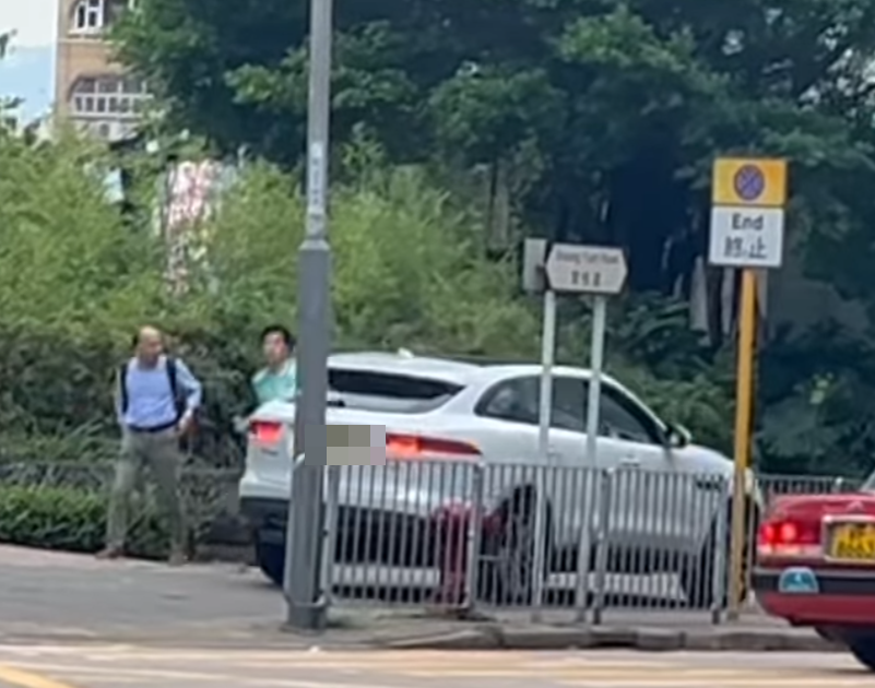 近日網上流傳一段影片及多張照片,見到一輛白色私家車於九龍灣常悅道及宏照道交界,剷上行人路至零碳天地門口停下,女司機無視行人,於行人路行駛一段距離後,始駛回常悅道離開。