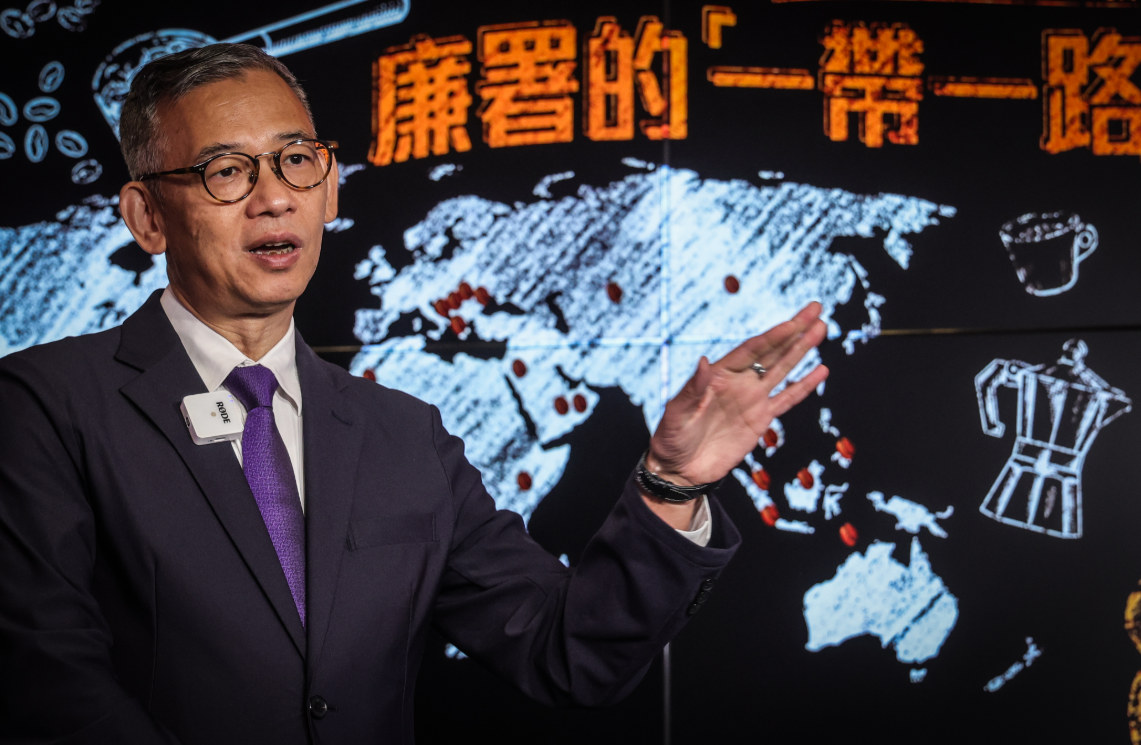 廉署專員胡英明在「一九七四」咖啡店受訪 (中通社)