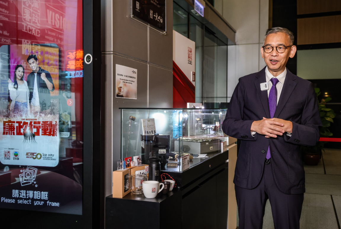 廉署專員胡英明在「一九七四」咖啡店受訪 (中通社)