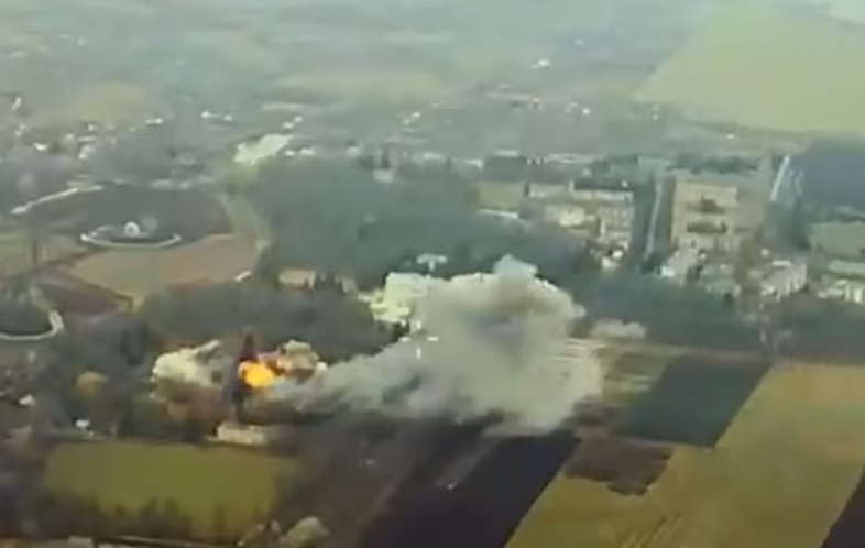 烏克蘭繼周二首次向俄羅斯境內發射美製遠程陸軍戰術導彈後,周三再首度發射英國提供的「暴風影(Storm Shadow)」遠程巡航導彈,直接攻擊俄羅斯庫爾斯克地區的一個地下指揮所。(影片截圖)