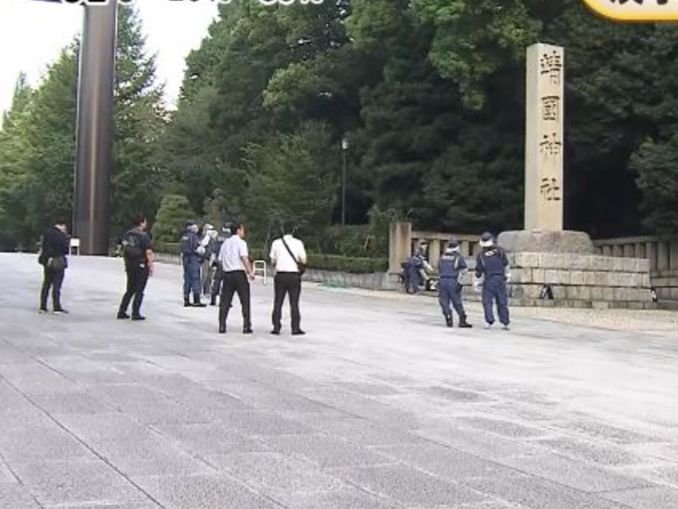 靖國神社今年8月被人塗鴉石柱,疑犯涉用黑色筆在石柱以簡體中文寫下「廁所」、「狗屎」、「軍國主義」和「去死」。