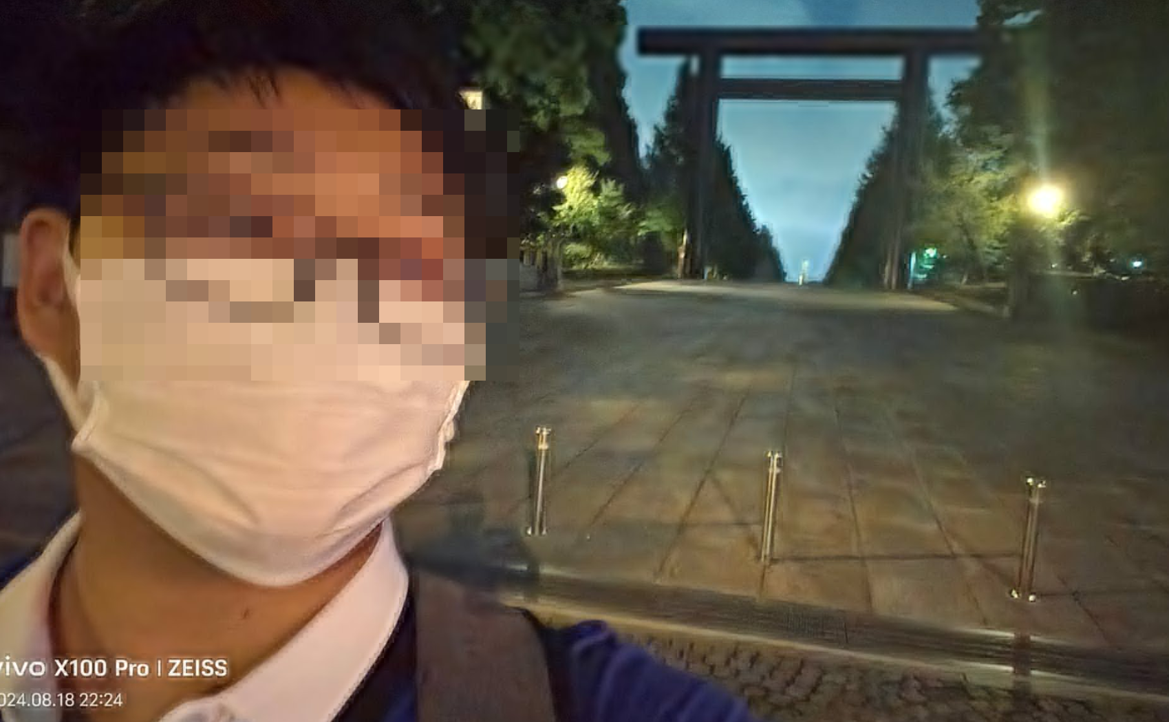 當晚已有人在中國社交平台張貼於現場自拍及塗鴉照片,並稱「靖國神社是垃圾」、「做了這輩子最大的願望」等文字