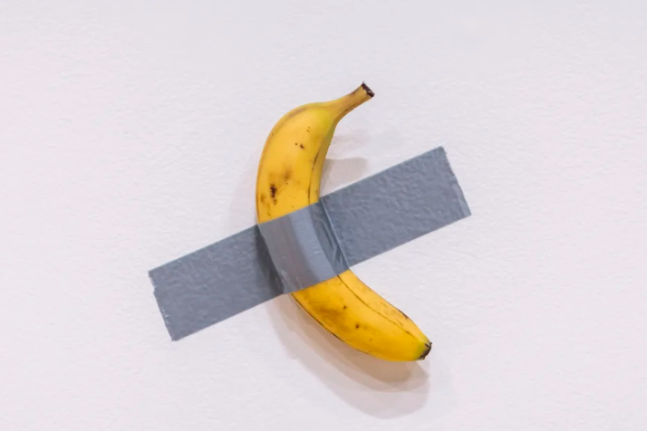 意大利藝術家Maurizio Cattelan的掛牆香蕉作品《Comedian》曾在全球多地展出,當中的香蕉當然有換過。(互聯網)