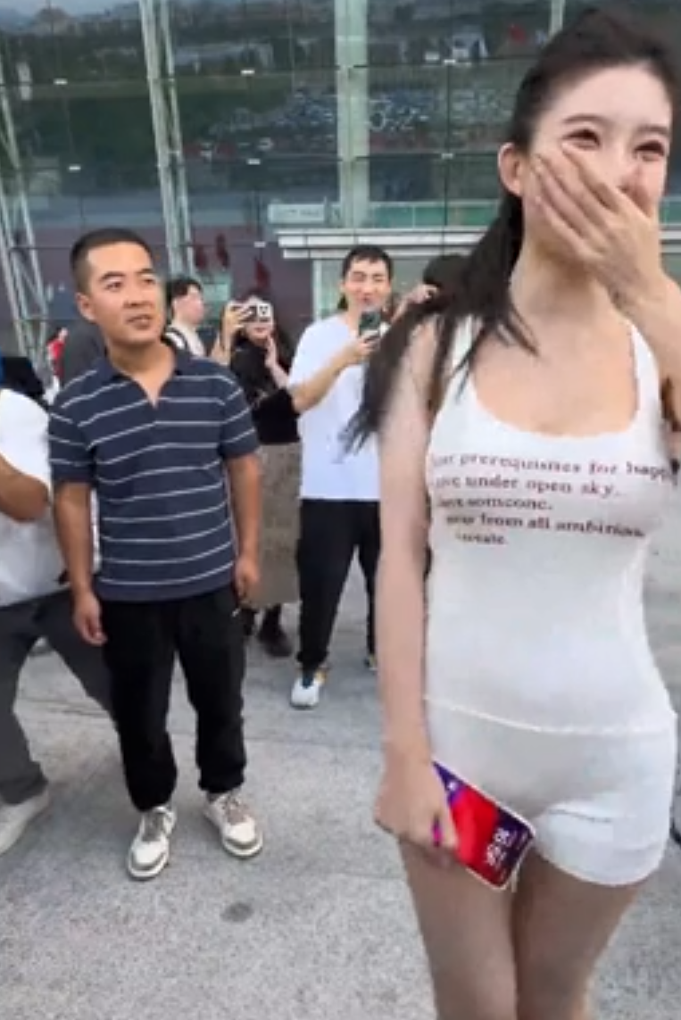 內地近日一名身著藍白條紋T恤的男子現身多地車展現場,並以專注眼神「沉浸式凝視」女模,結果被網民封為「條紋哥」成為紅人(影片截圖)