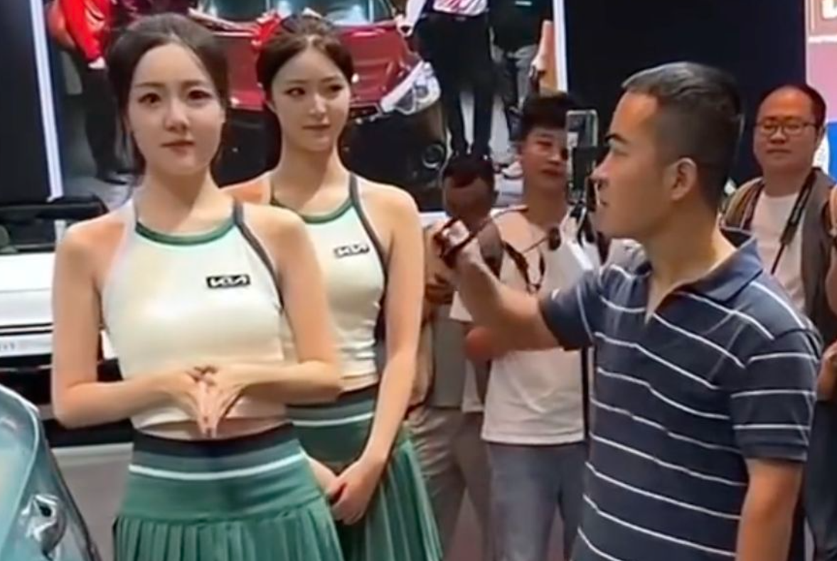 內地近日一名身著藍白條紋T恤的男子現身多地車展現場,並以專注眼神「沉浸式凝視」女模,結果被網民封為「條紋哥」成為紅人(影片截圖)