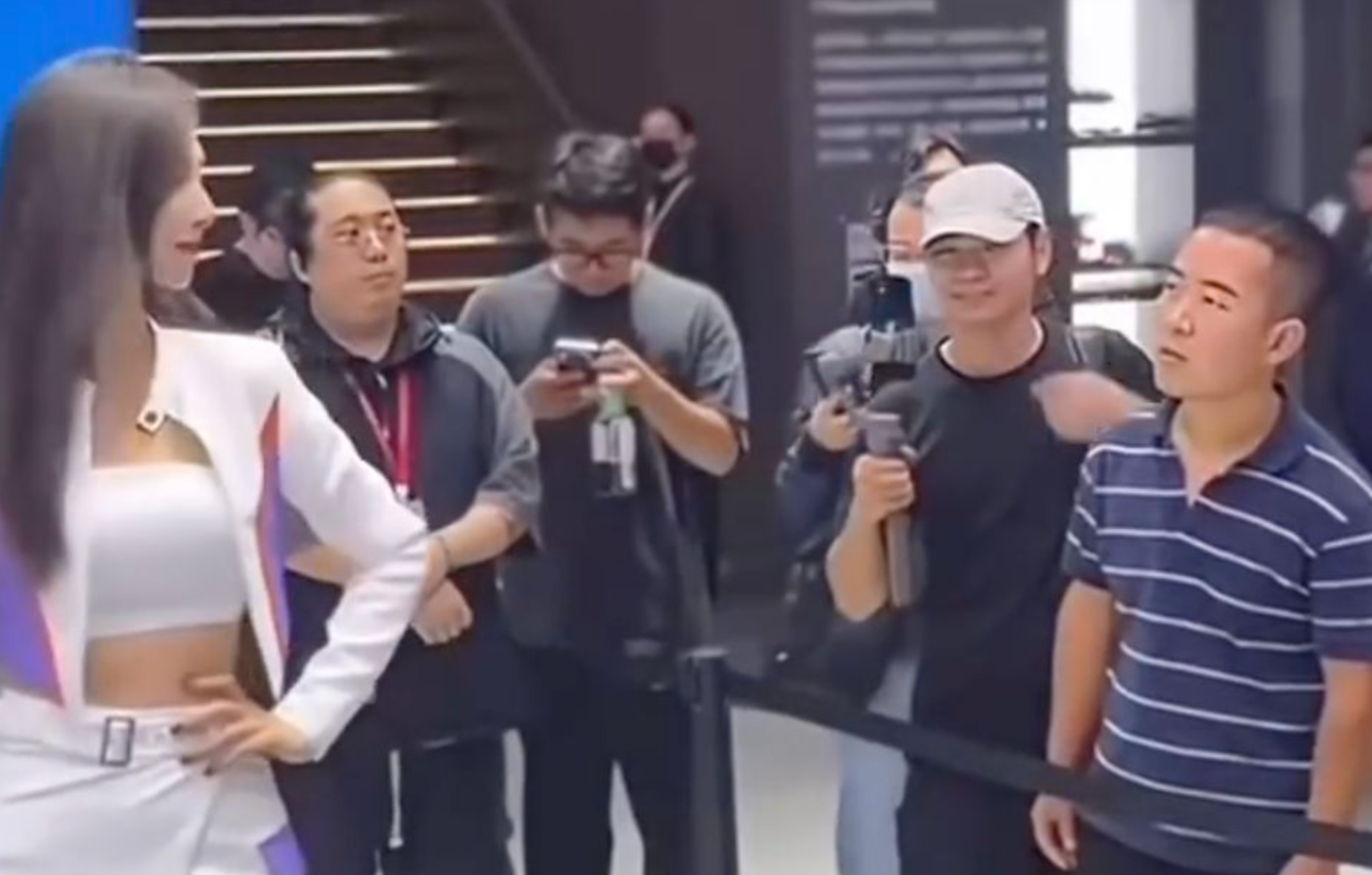 內地近日一名身著藍白條紋T恤的男子現身多地車展現場,並以專注眼神「沉浸式凝視」女模,結果被網民封為「條紋哥」成為紅人(影片截圖)