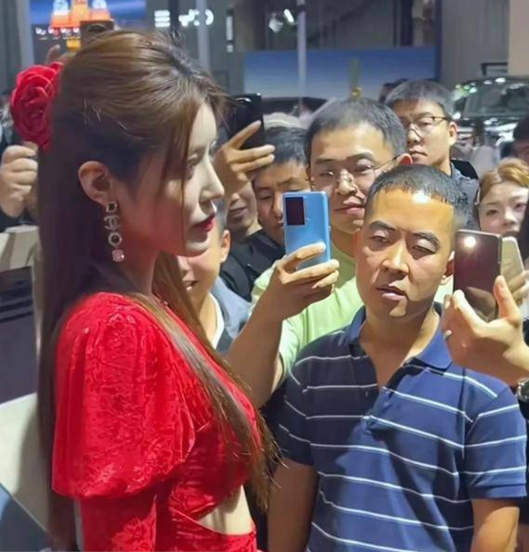 內地近日一名身著藍白條紋T恤的男子現身多地車展現場,並以專注眼神「沉浸式凝視」女模,結果被網民封為「條紋哥」成為紅人(影片截圖)