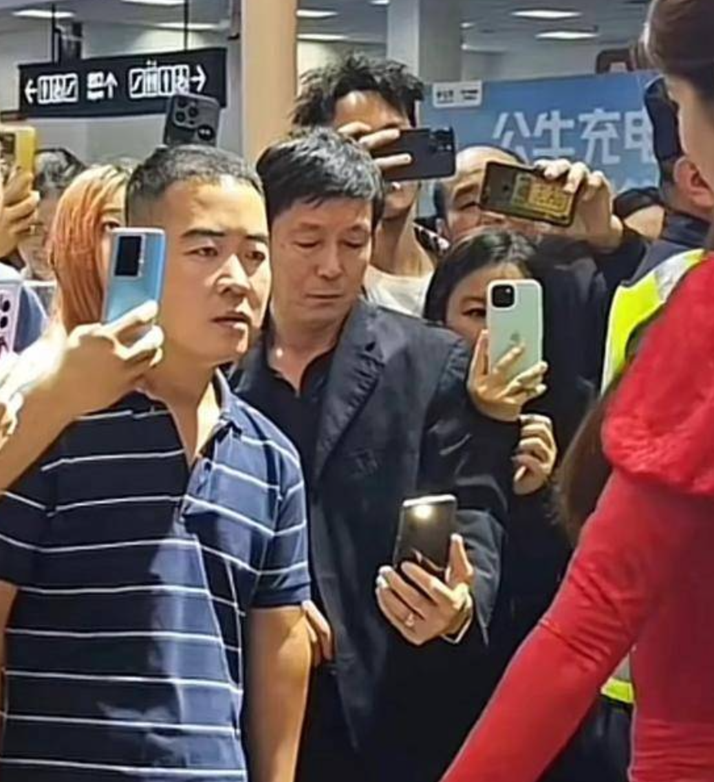 內地近日一名身著藍白條紋T恤的男子現身多地車展現場,並以專注眼神「沉浸式凝視」女模,結果被網民封為「條紋哥」成為紅人(影片截圖)