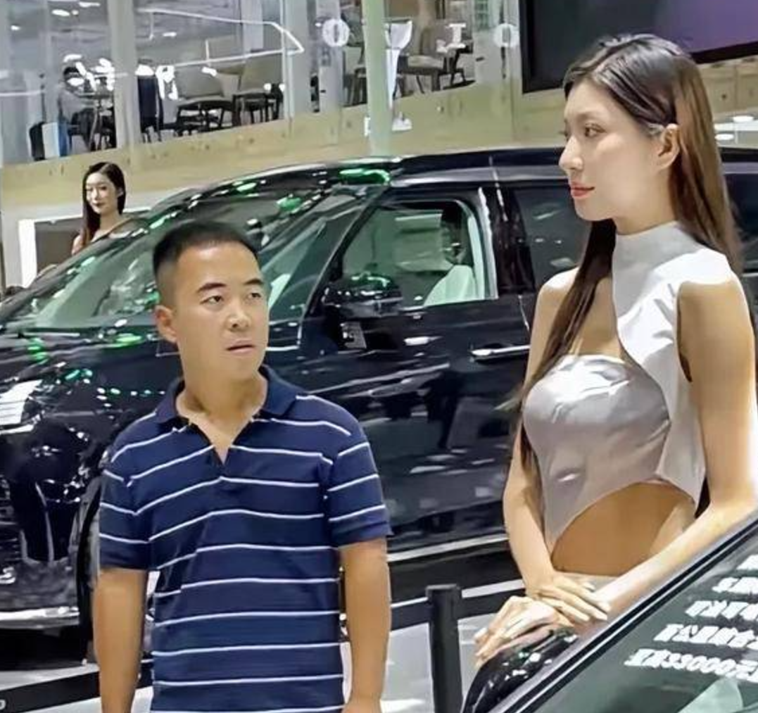 內地近日一名身著藍白條紋T恤的男子現身多地車展現場,並以專注眼神「沉浸式凝視」女模,結果被網民封為「條紋哥」成為紅人(影片截圖)