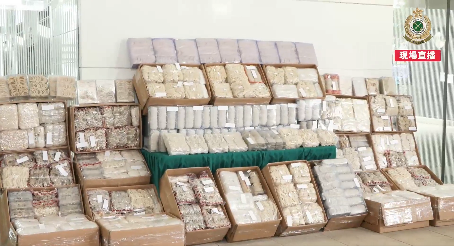 落馬洲口岸貨車涉走私3200萬元燕窩 海關拘58歲司機(海關Facebook直播)