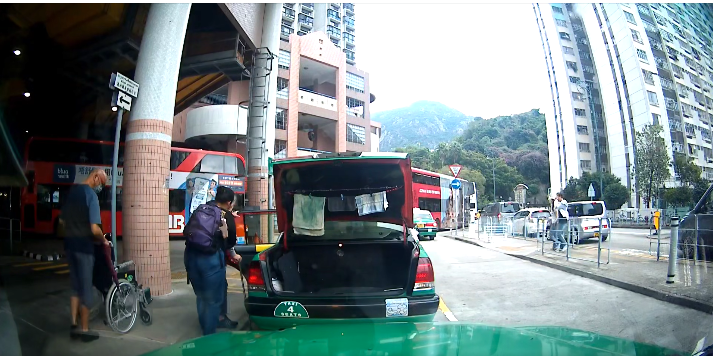 的士司機下車協助伯伯收好輪椅。(FB「 車Cam L」群組)
