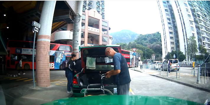 的士司機下車協助伯伯收好輪椅。(FB「 車Cam L」群組)